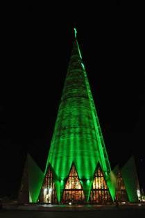 Uma das muitas cores da iluminação da Catedral de Maringá, no norte do Paraná